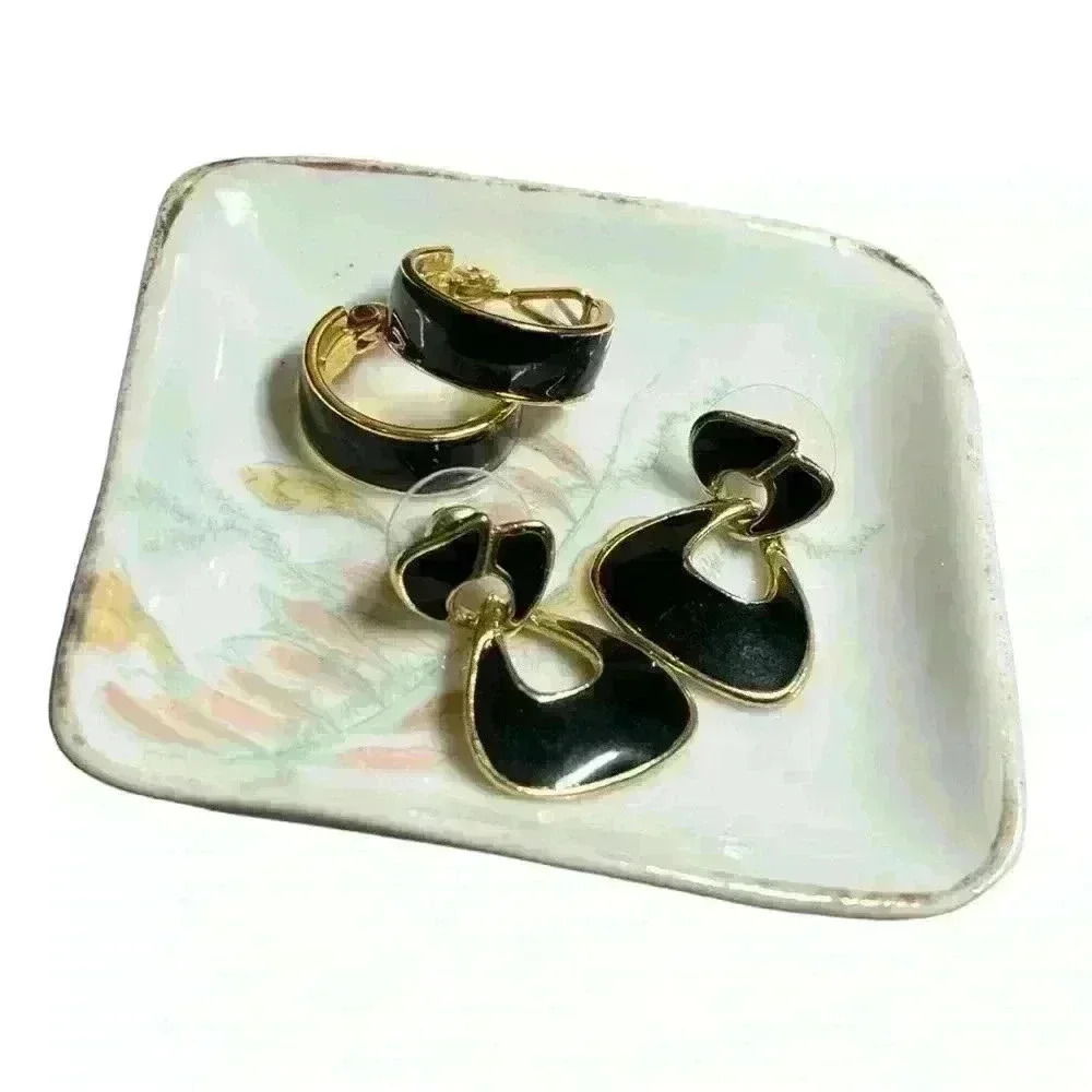 🌹2/$22🌹 2 pair vintage black & gold enamel earrings